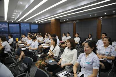 關(guān)注服務(wù)禮儀，提升服務(wù)質(zhì)量 西安市旅游信息咨詢中心全員培訓(xùn)紀(jì)實